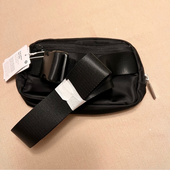 NWT Lululemon Everywhere Belt Bag - Picture 7 of 9